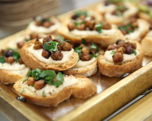 Crostini with hummus and crunchy chickpeas