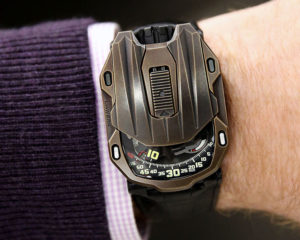 The wandering hours on Urwerk’s UR-105 CT Maverick indicate the minutes as it advances.